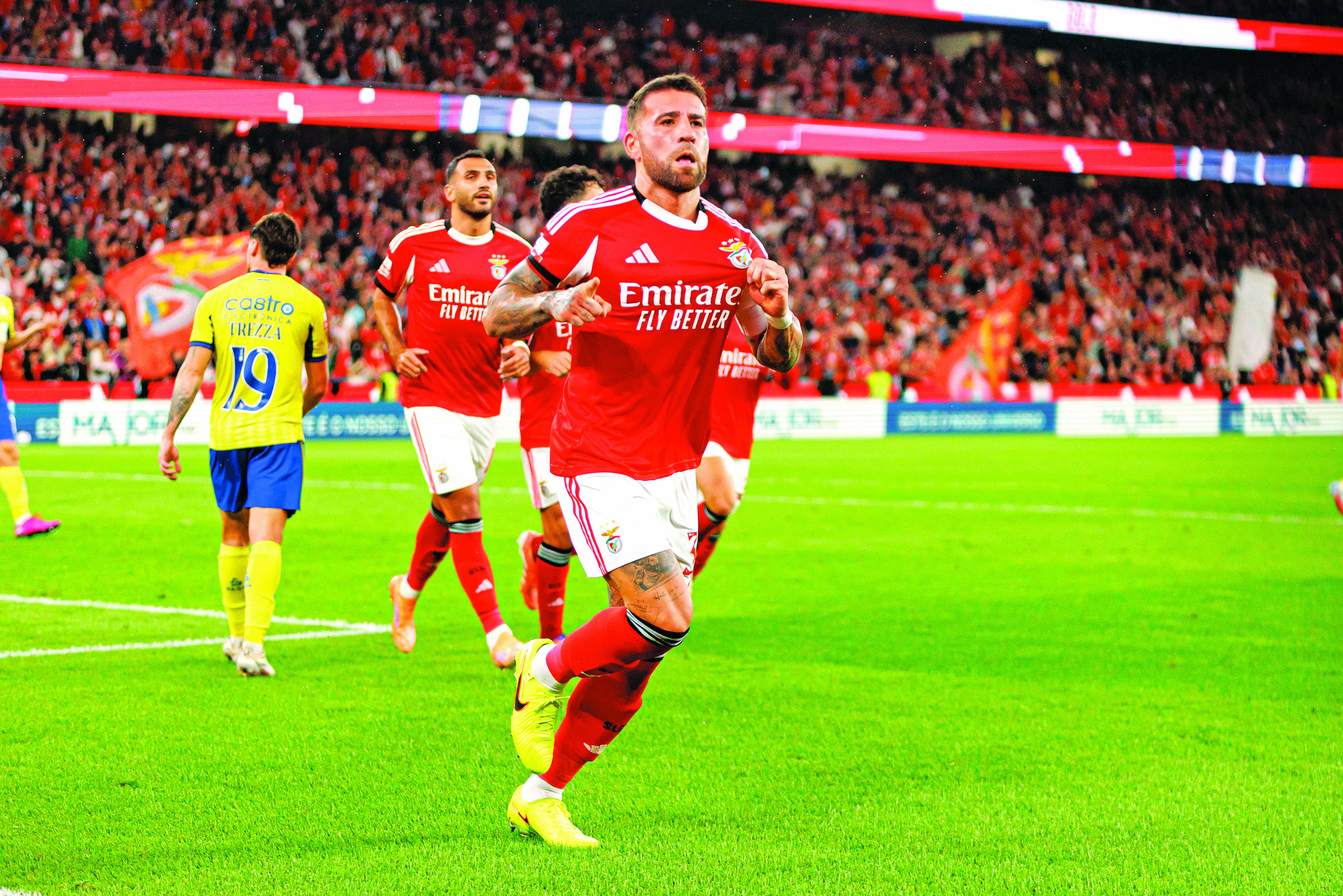 Nicolás Otamendi está na sexta época no Benfica, soma 260 jogos e 17 golos pelos encarnados e é capitão desde o final de 2020 — Foto: IMAGO