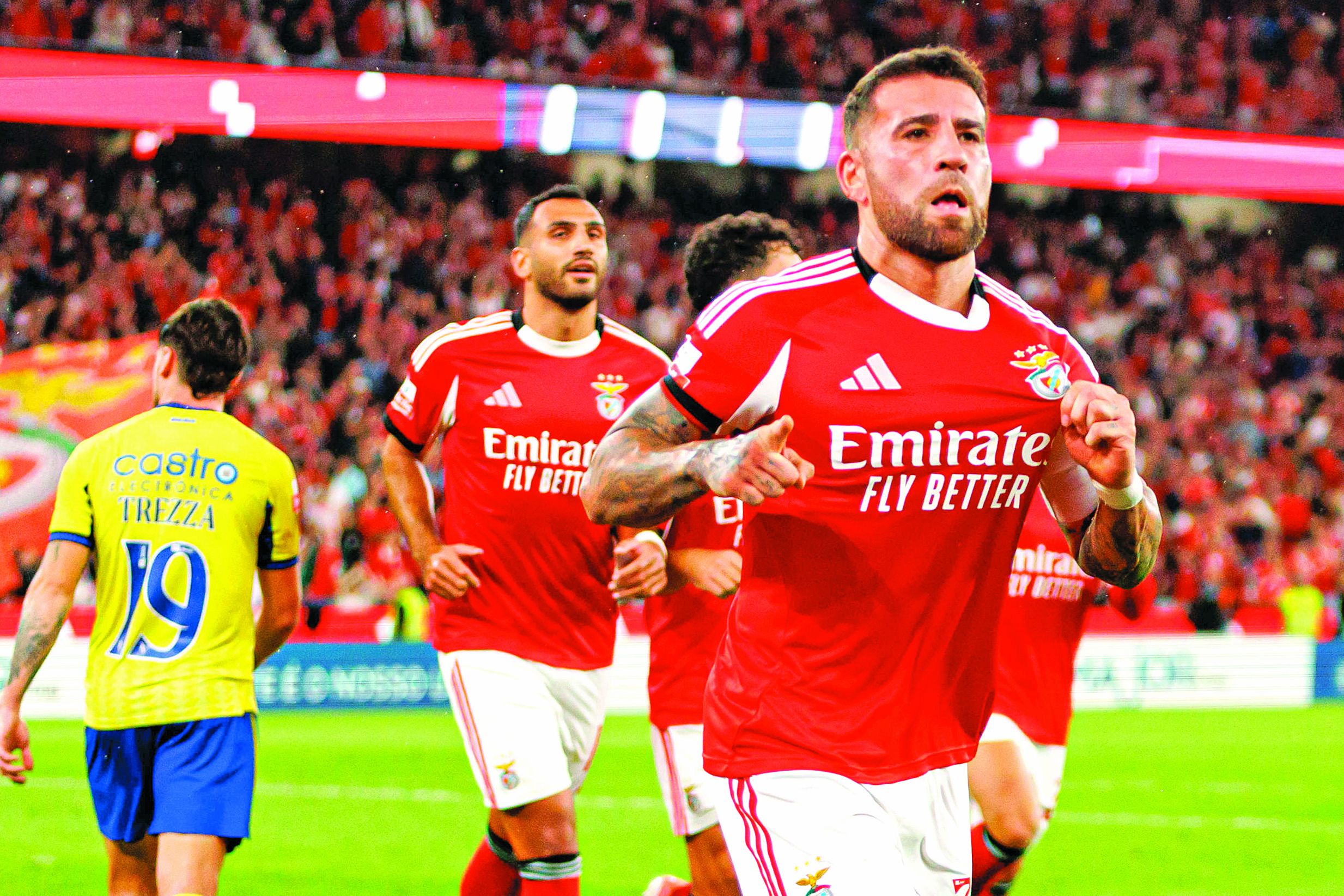 Nicolás Otamendi, imune a rumores, deve manter-se no onze inicial — Foto: IMAGO