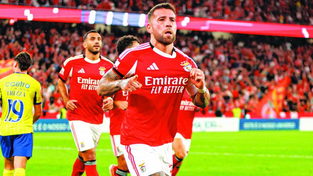 Nicolás Otamendi está na sexta época no Benfica, soma 260 jogos e 17 golos pelos encarnados e é capitão desde o final de 2020 — Foto: IMAGO