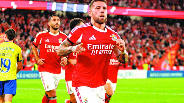 Nicolás Otamendi, imune a rumores, deve manter-se no onze inicial — Foto: IMAGO