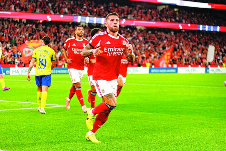 Nicolás Otamendi está na sexta época no Benfica, soma 260 jogos e 17 golos pelos encarnados e é capitão desde o final de 2020 — Foto: IMAGO