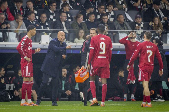 Arne Slot a dar indicações a Isak e Wirtz