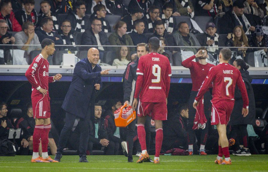 Arne Slot a dar indicações a Isak e Wirtz