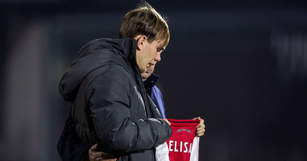 Em lágrimas, jogador do Ajax homenageia falecida namorada antes de jogo (vídeo)