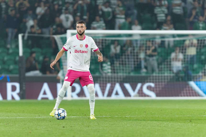 A recuperar de lesão desde o final de outubro, o belga Debast, capaz de jogar no centro da defesa e no meio-campo do Sporting, está perto do regresso para contentamento de Rui Borges - Foto: Imago