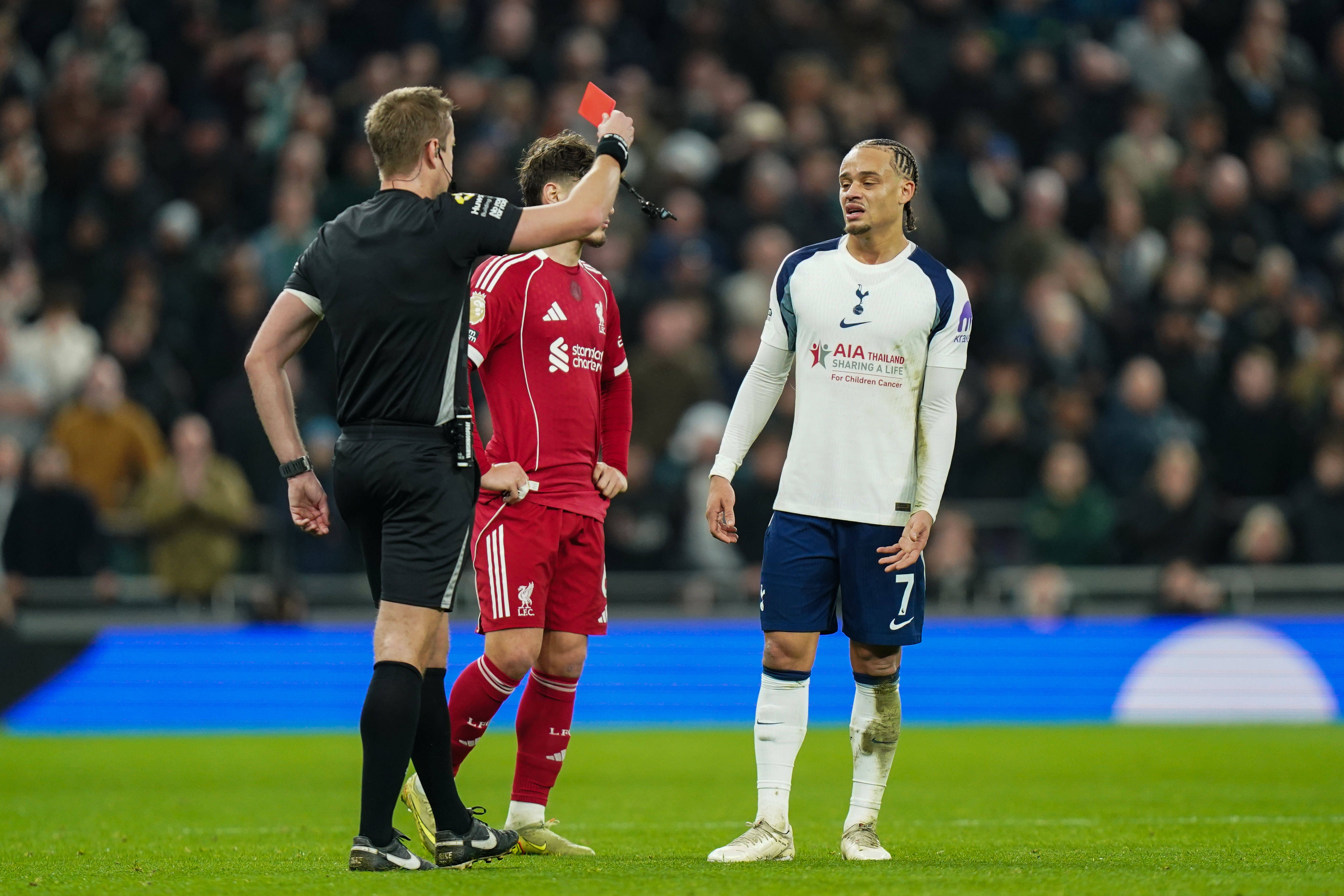 Xavi Simons - Tottenham (65 milhões de euros): Contratado como alternativa a Eze, que acabou por rumar ao rival Arsenal. Na Premier League, em 14 jogos, tem um golo e duas assistências, e, recentemente, foi expulso frente ao Liverpool