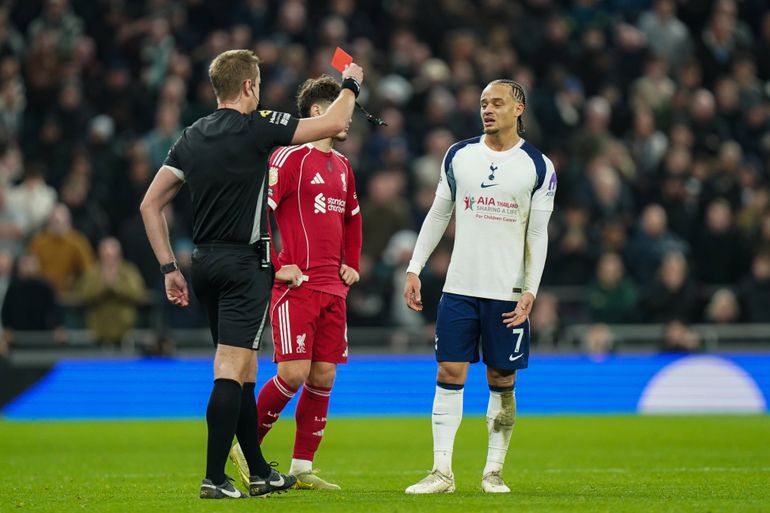 Xavi Simons - Tottenham (65 milhões de euros): Contratado como alternativa a Eze, que acabou por rumar ao rival Arsenal. Na Premier League, em 14 jogos, tem um golo e duas assistências, e, recentemente, foi expulso frente ao Liverpool