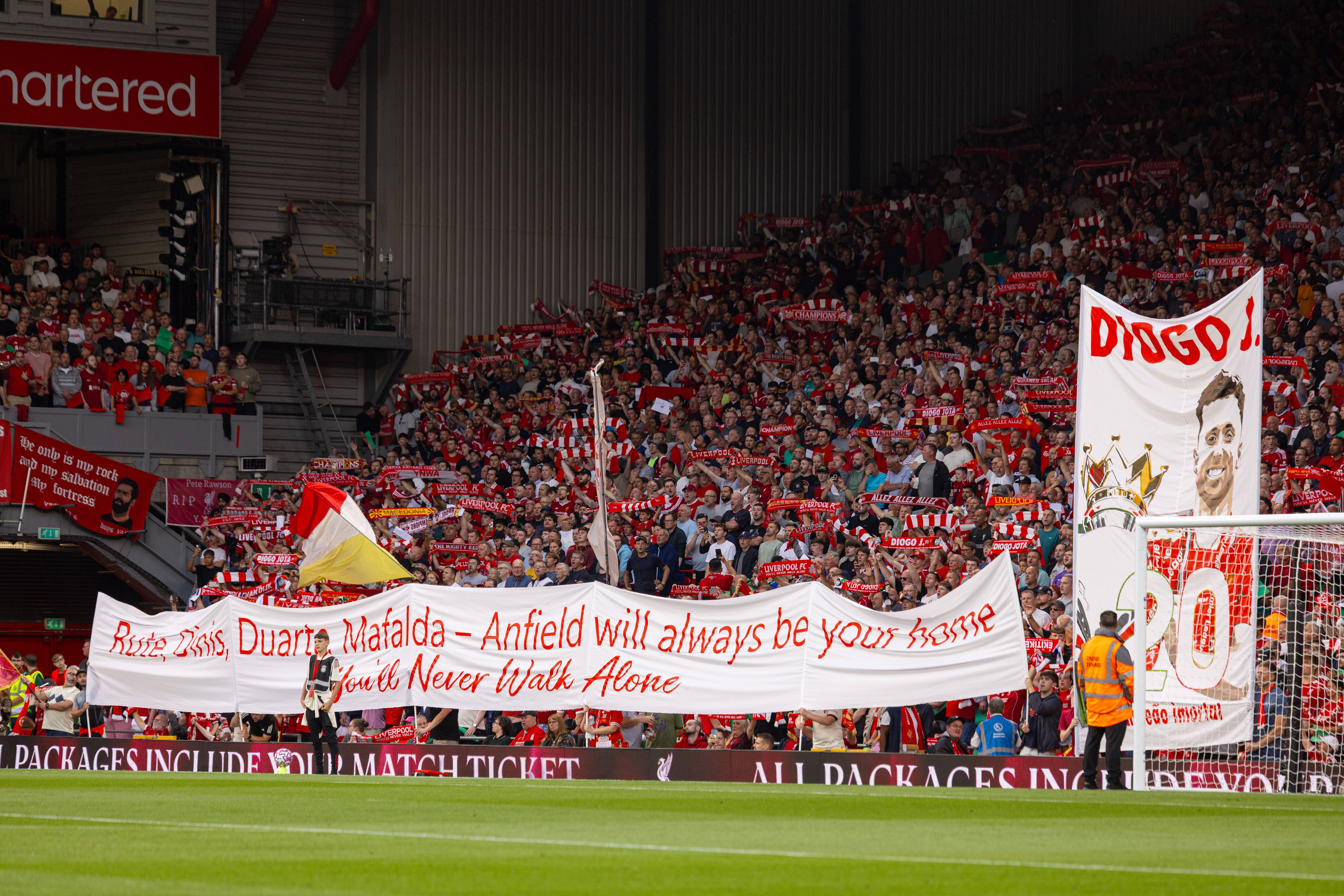Anfield Road faz parte da identidade do Liverpool. O hino You'll Never Walk Alone pode arrepiar qualquer um e tal ficou comprovado nas recentes homenagens a Diogo Jota (IMAGO)