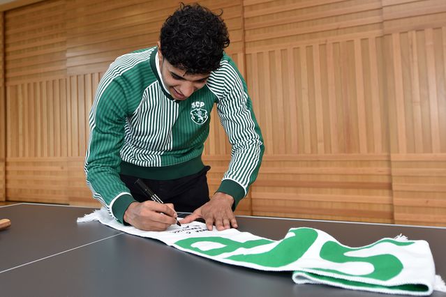 João Simões nunca se furta a dar mais um autógrafo ou uma 'selfie' (Foto Miguel Nunes)