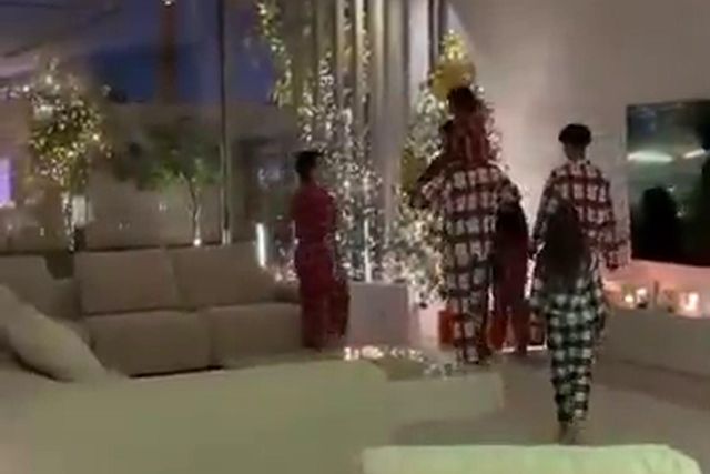 Cristiano Ronaldo e família celebram Natal vestidos a rigor