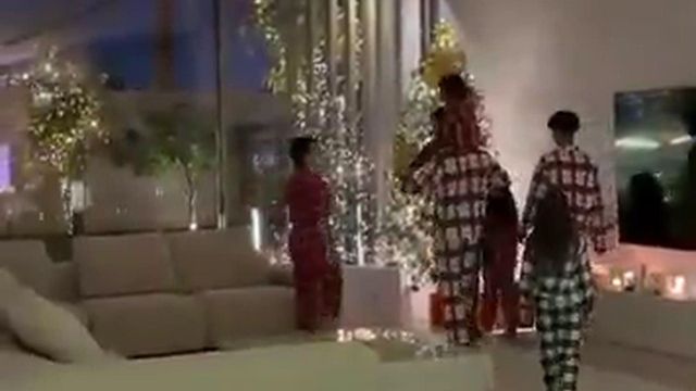 Cristiano Ronaldo e família celebram Natal vestidos a rigor
