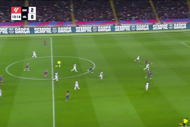 Raphinha passa pelo guarda-redes e faz o terceiro do Barcelona (vídeo)