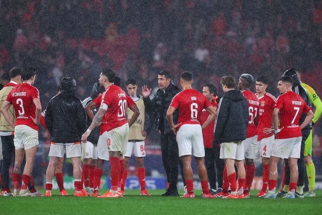 Bruno Lage e os jogadores após o Benfica-Barcelona (4-5) para a Liga dos Campeões, no Estádio da Luz