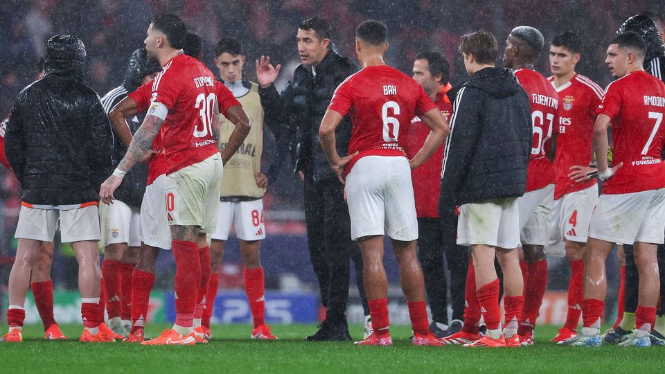 Bruno Lage e os jogadores após o Benfica-Barcelona (4-5) para a Liga dos Campeões, no Estádio da Luz