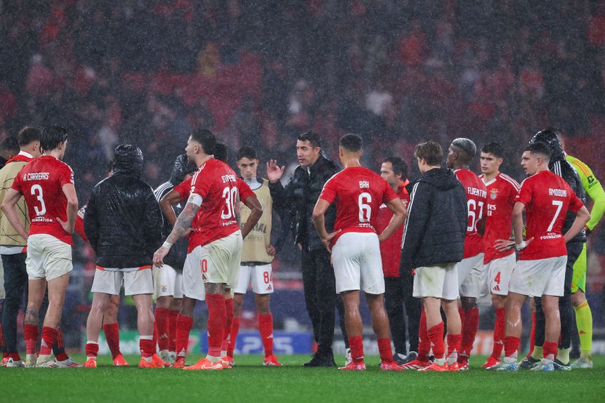 Bruno Lage e os jogadores após o Benfica-Barcelona (4-5) para a Liga dos Campeões, no Estádio da Luz