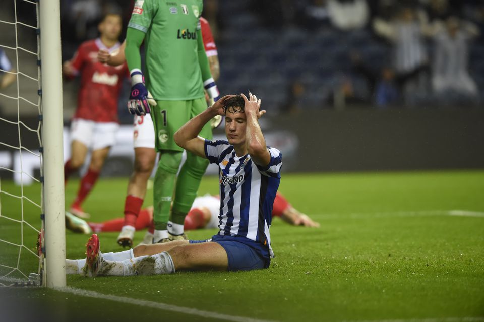 Deniz Gul sentado de mãos na cabeça após falhar grande oportunidade no jogo do FC Porto com o Santa Clara