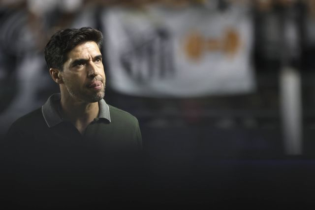 Abel Ferreira, treinador do Palmeiras, com ar pensativo