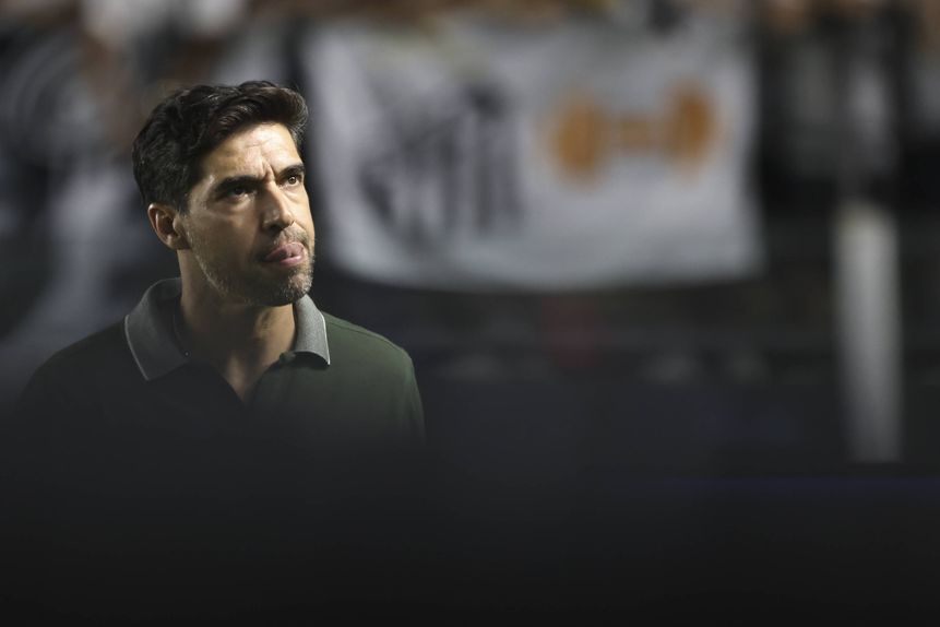 Abel Ferreira, treinador do Palmeiras, com ar pensativo