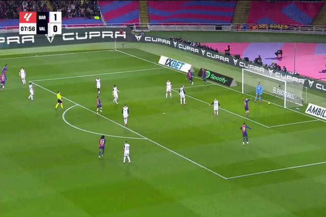 Ferrán Torres desvia de primeira para um belo golo do Barcelona (vídeo)