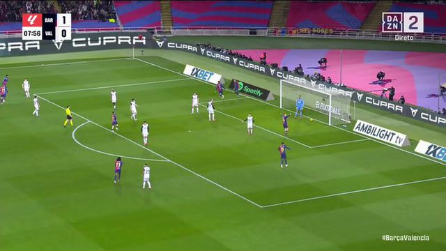 Ferrán Torres desvia de primeira para um belo golo do Barcelona (vídeo)