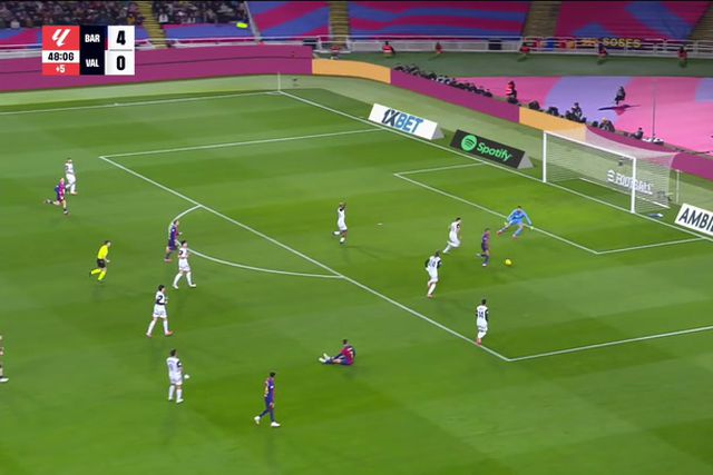 Raphinha remata à barra e, na recarga, Fermín faz o 5-0 do Barcelona (vídeo)