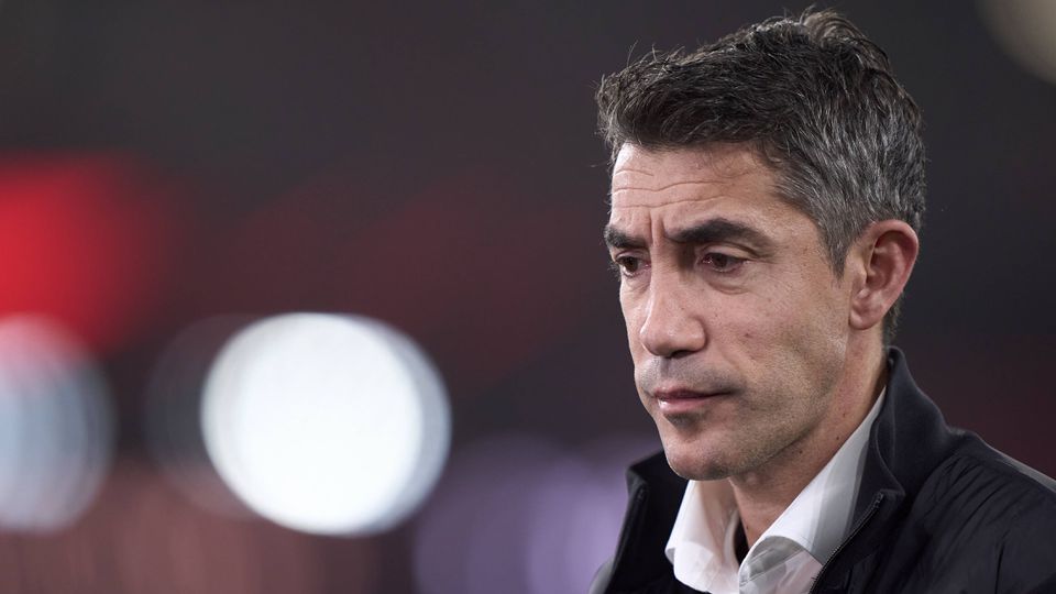 Bruno Lage, treinador do Benfica, apreensivo durante um jogo