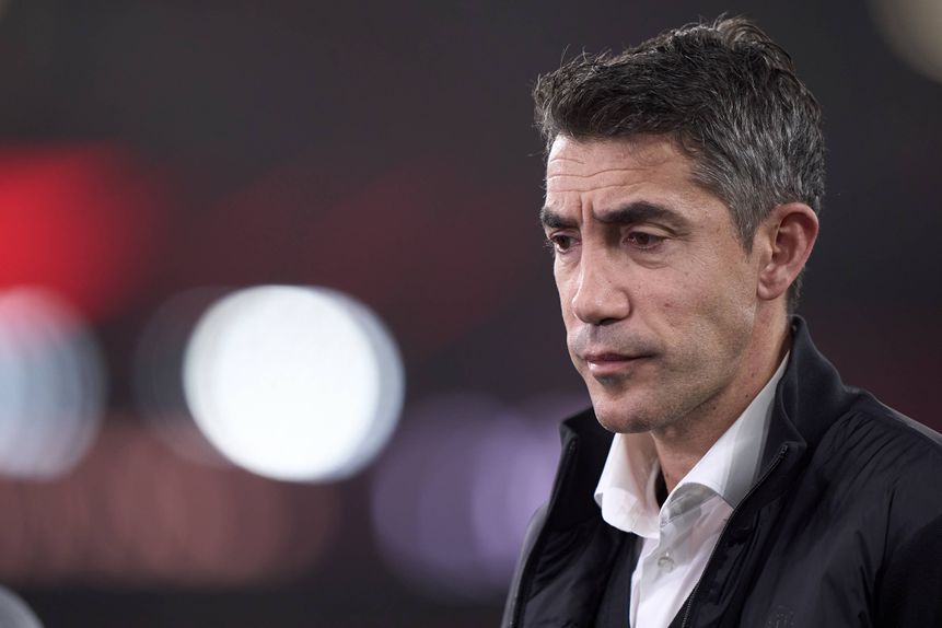 Bruno Lage, treinador do Benfica, apreensivo durante um jogo