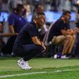 Pedro Caixinha, treinador do Santos, agachado na área técnica