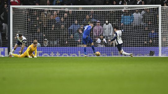 VÍDEO: Vardy marca e provoca adeptos do Tottenham