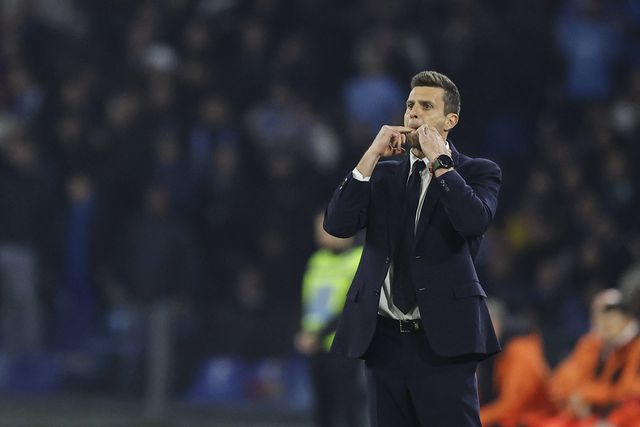 Thiago Motta, treinador da Juventus, assobia para dentro de campo