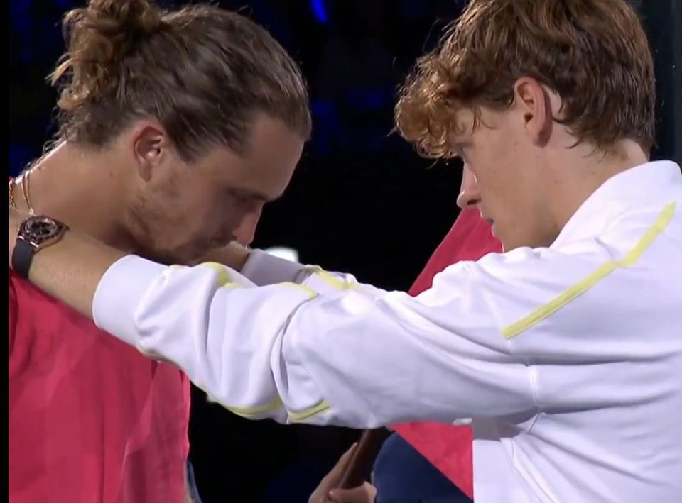 Vídeo: Sinner consola Zverev após terceira derrota em final de 'majors'