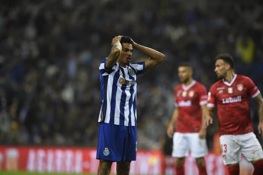 Galeno desperdiça dois penáltis e FC Porto escorrega em casa