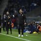 Vasco Matos, treinador do Santa Clara, dá indicações aos jogadores no jogo frente ao FC Porto
