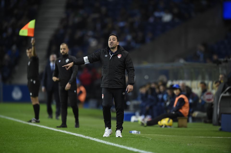 Vasco Matos, treinador do Santa Clara, dá indicações aos jogadores no jogo frente ao FC Porto