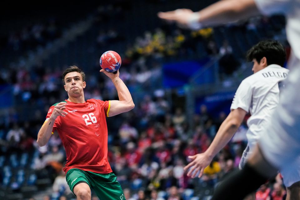 Kiko Costa em ação por Portugal no triunfo sobre o Chile no Mundial de andebol