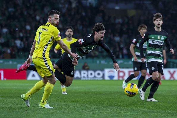 Trincão tenta surpreender de forma acrobática (Foto José Sena Goulão/LUSA)