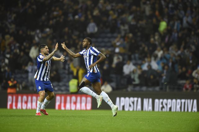 Otávio festeja com Alan Varela depois de marcar ao Santa Clara