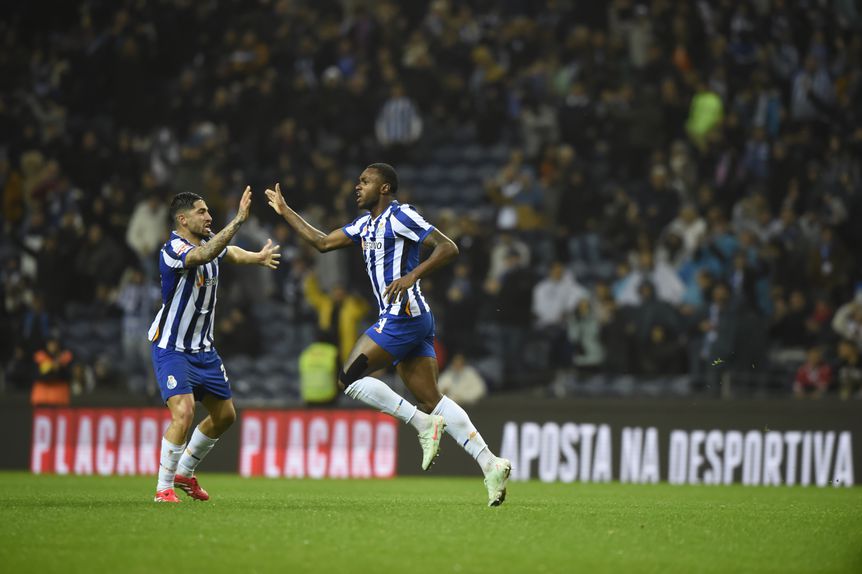 Otávio festeja com Alan Varela depois de marcar ao Santa Clara