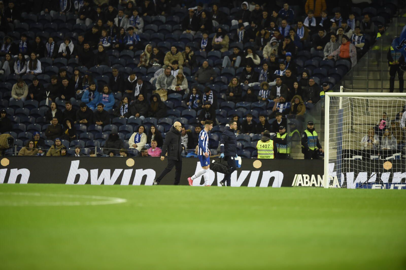 Nem 15 minutos em campo: Martim Fernandes sai lesionado