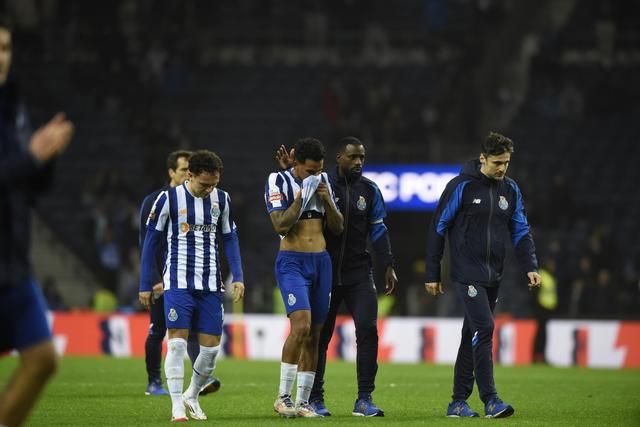 Galeno é confortado pelos colegas de equipa depois de falhar dois penáltis frente ao Santa Clara