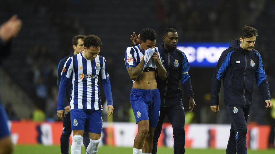 Galeno é confortado pelos colegas de equipa depois de falhar dois penáltis frente ao Santa Clara