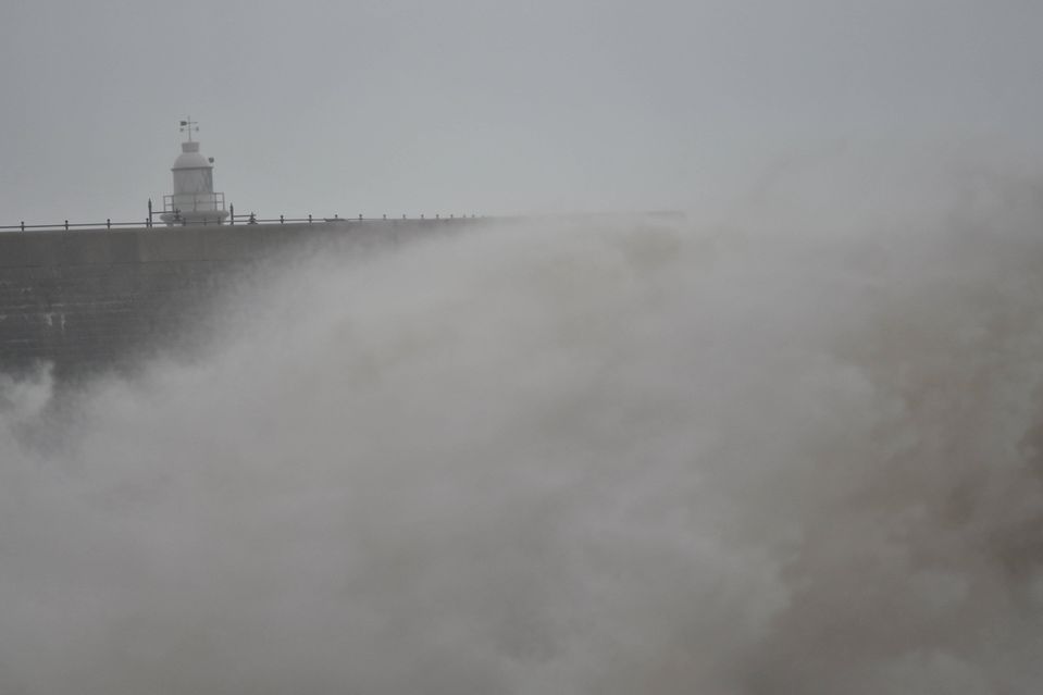 tempestade, chuva, vento, agitação marítima