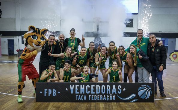 Equipa do Esgueira mostra o Troféu da Taça Federação feminina conquistada graças a um triunfo sobre o Benfica