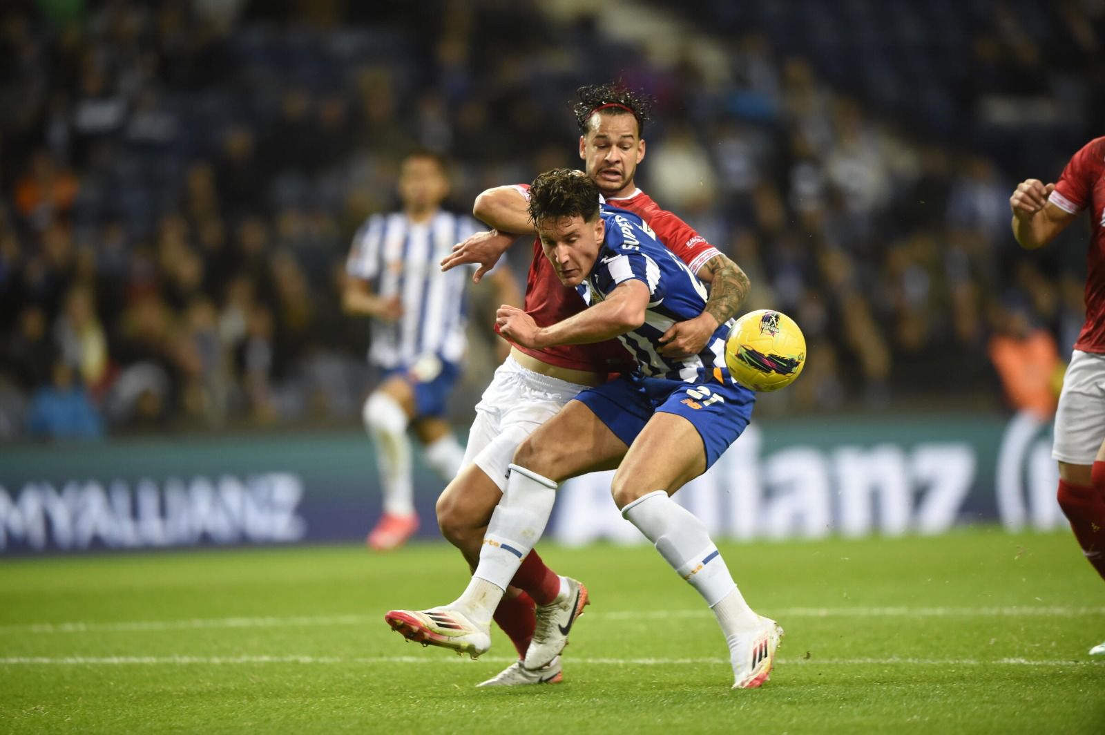 VÍDEO: e se Deniz Gul tivesse caído? FC Porto fica a pedir penálti