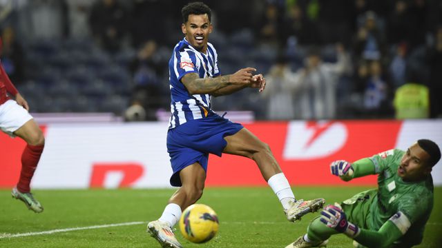 Galeno a falhar o segundo penálti e a recarga