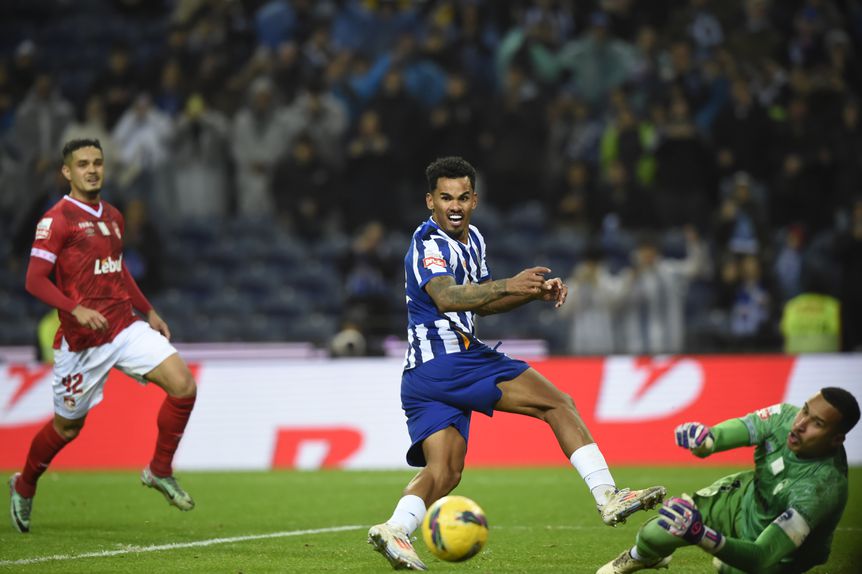 Galeno a falhar o segundo penálti e a recarga