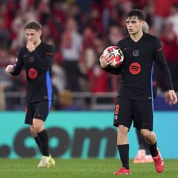 Pedri com a bola na mão no jogo entre Barcelona e Benfica na Luz