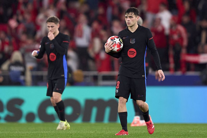 Pedri com a bola na mão no jogo entre Barcelona e Benfica na Luz