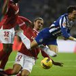 FC PORTO FUTEBOL A falta sobre Pepê que originou o segundo penálti falhado por Galeno durante o jogo da Primeira Liga FC Porto vs Santa Clara no estadio do Dragao no Porto Domingo 26 de Janeiro de 2025 (ANDRE ALVES/GRAFISLAB)
