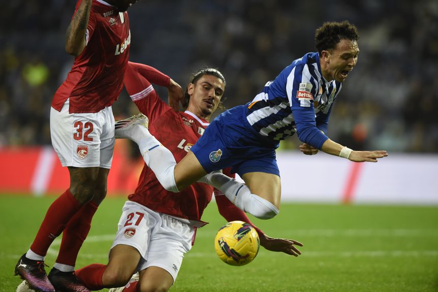 FC PORTO FUTEBOL A falta sobre Pepê que originou o segundo penálti falhado por Galeno durante o jogo da Primeira Liga FC Porto vs Santa Clara no estadio do Dragao no Porto Domingo 26 de Janeiro de 2025 (ANDRE ALVES/GRAFISLAB)